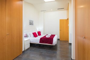 1 soverom, strykejern/-brett, internettilgang og sengetøy