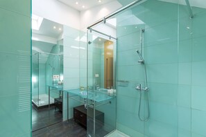 Dusj, hårføner og håndklær