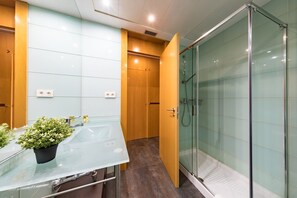 Douche, sèche-cheveux, serviettes fournies