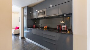 Coffee/tea maker, fridge, microwave, dishwasher - Sandoval - 1 Bedroom with Sofa Bed (Madrid)