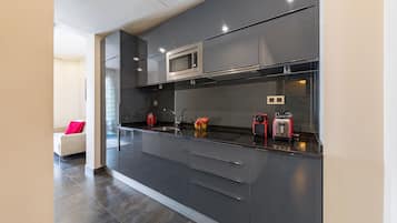 Réfrigérateur, micro-ondes, lave-vaisselle, cafetiÚre/bouilloire