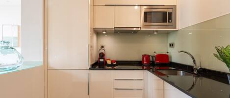 Réfrigérateur, micro-ondes, lave-vaisselle, cafetière/bouilloire