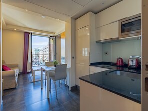 Fridge, microwave, dishwasher, coffee/tea maker