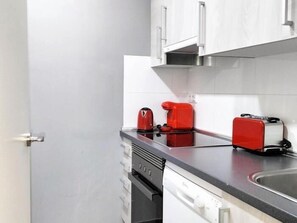 Réfrigérateur, micro-ondes, four, cafetière/bouilloire