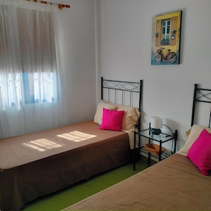 2 chambres, fer et planche à repasser, lit parapluie, Wi-Fi gratuit