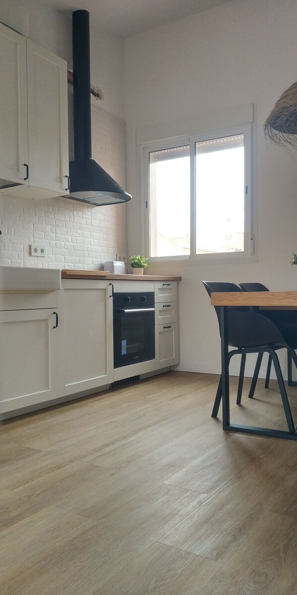 Fridge, microwave, oven, stovetop - Duplex With terrace next to the beach of Sant Feliu de Guixols (Sant Feliu de Guíxols)