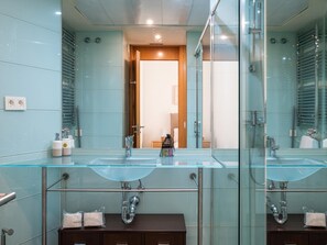 Douche, séchoir à cheveux, serviettes fournies
