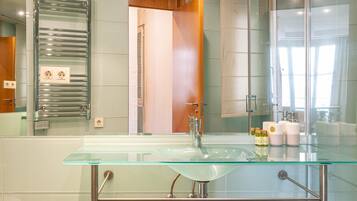 Douche, sĂšche-cheveux, serviettes fournies