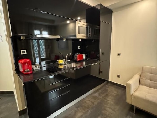 Fridge, microwave, dishwasher, coffee/tea maker