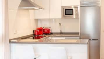 Frigorífico, microondas, horno y lavavajillas