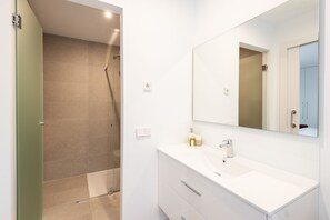 Shower, hair dryer, towels