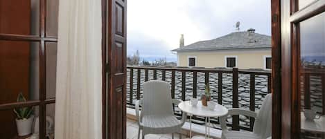 Chambre Triple, balcon, vue ville | Bureau, fer et planche Ă repasser, Wi-Fi gratuit