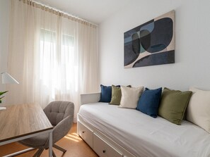 2 slaapkamers, een strijkplank/strijkijzer, internet, beddengoed