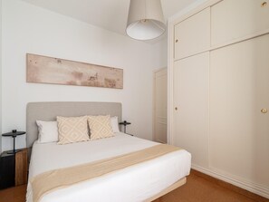 2 bedrooms, iron/ironing board, Internet, bed sheets