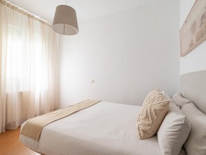 2 bedrooms, iron/ironing board, internet, bed sheets