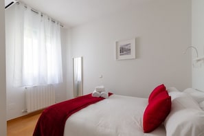 2 bedrooms, iron/ironing board, internet, bed sheets