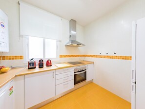 Kylskåp, mikrovågsugn, ugn och diskmaskin