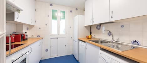 Kylskåp, mikrovågsugn, ugn och diskmaskin