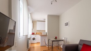 A compact apartment with a kitchenette, a dining area, and a living room. - Ibiza - Parque del Retiro- 2 Bedrooms (Madrid)