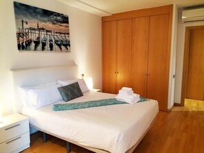 2 habitaciones, tabla de planchar con plancha, wifi y ropa de cama 