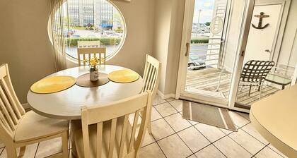 ⨳ Lake Erie Waterfront condo conveniently located near Jet Express - 1BR 1 BA ⨳