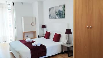 3 slaapkamers, een strijkplank/strijkijzer, internet, beddengoed
