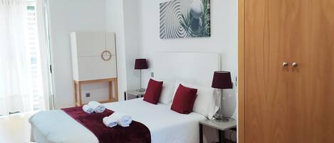 3 slaapkamers, een strijkplank/strijkijzer, internet, beddengoed