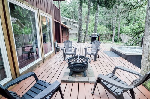 Near Sandy River~ Hot Tub, King Bed, XBOX, Game Room, BBQ, Family Friendly