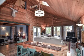 Cheminée, jeux vidéo, baby-foot