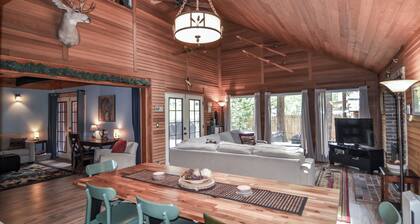 Near Sandy River~ Hot Tub, King Bed, XBOX, Game Room, BBQ, Family Friendly