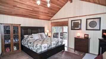 2 bedrooms, desk, iron/ironing board, WiFi