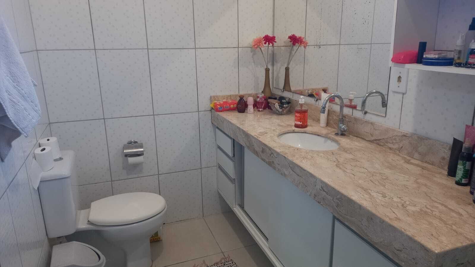 Toalhas de banho, papel higiênico