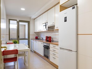 Frigorífico, microondas, horno y lavavajillas