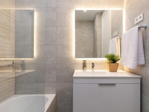 Shower, towels - Alcalá - Parque del Retiro - 3 Bedrooms (Madrid)