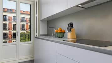 Frigorífico, microondas, horno y lavavajillas