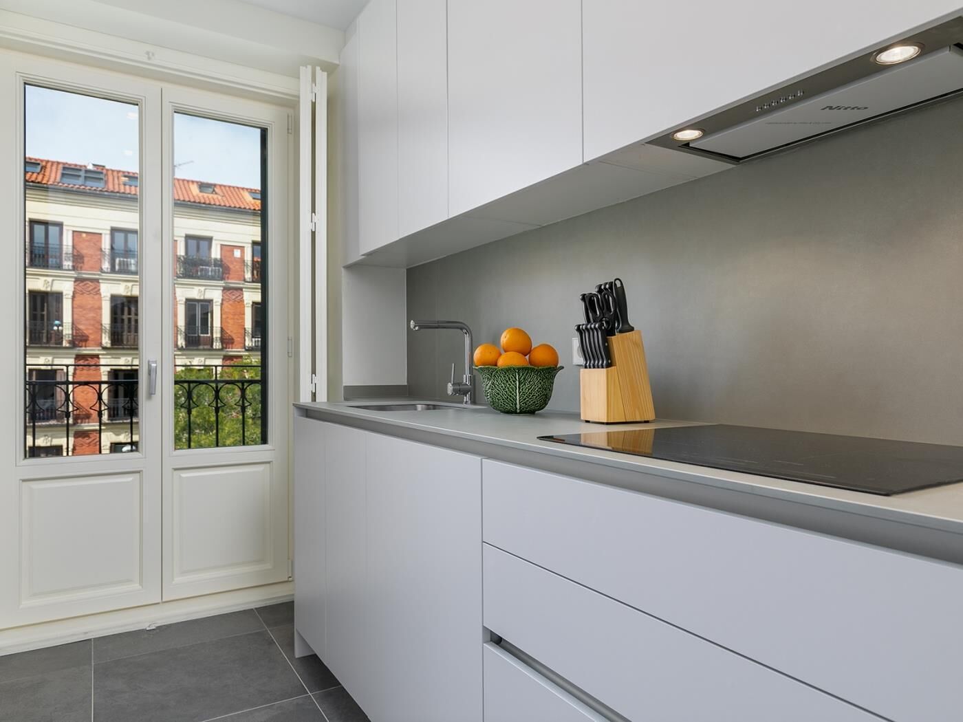 Een koelkast, een magnetron, een oven, een vaatwasser