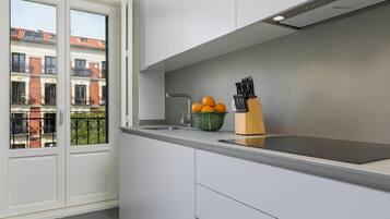 Een koelkast, een magnetron, een oven, een vaatwasser