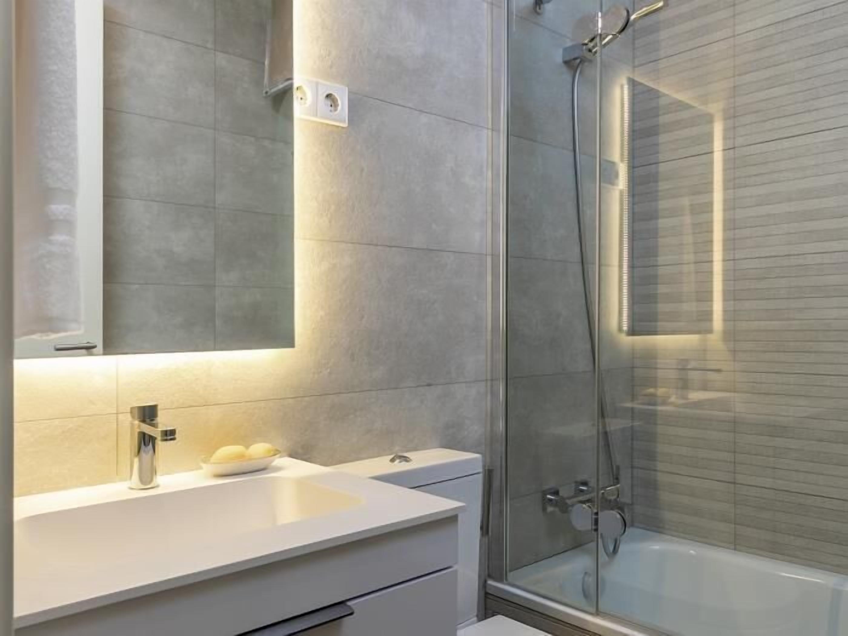Een douche, een haardroger, handdoeken