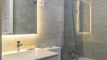 Een douche, een haardroger, handdoeken