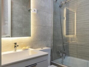 Douche, sèche-cheveux, serviettes fournies