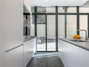 Een koelkast, een magnetron, een oven, een vaatwasser
