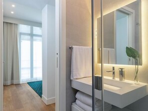 Regadera, secadora de cabello, toallas 