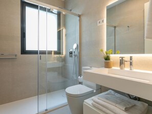 Een douche, een haardroger, handdoeken