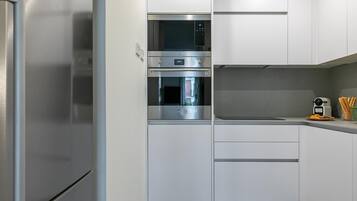 Een koelkast, een microgolfoven, een oven, een vaatwasser