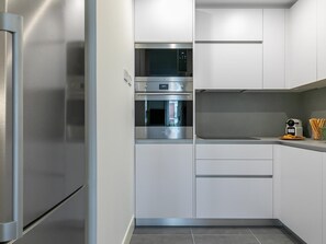 Fridge, microwave, oven, dishwasher - Alcalá - Parque del Retiro - 2 Bedrooms (Madrid)