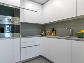 Een koelkast, een magnetron, een oven, een vaatwasser