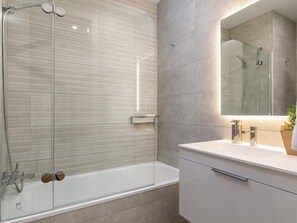 Douche, sèche-cheveux, serviettes fournies