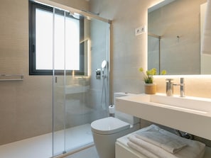 Dusche, Haartrockner, Handtücher