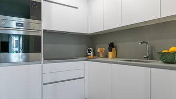 Een koelkast, een magnetron, een oven, een vaatwasser