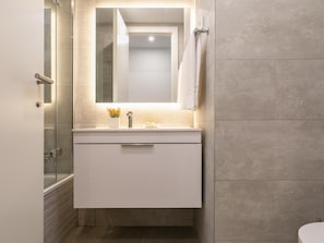 Douche, sĂšche-cheveux, serviettes fournies